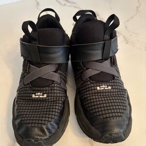 Nike black Lebron Witness 7 Little Kids' Shoes size 2.5